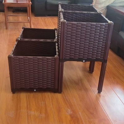 Uno mismo que riega la caja plástica elevada del macetero del rectángulo para el jardín al aire libre